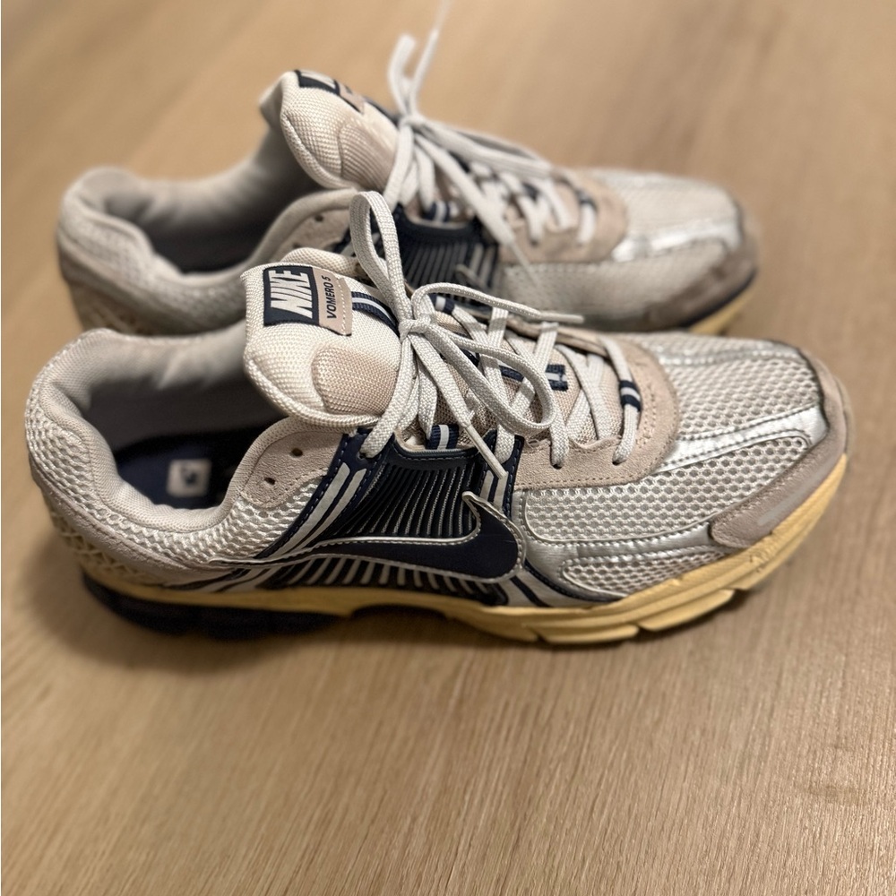 Nike Men’s Athletic Shoes in Light Gray and Navy with Cream Sole